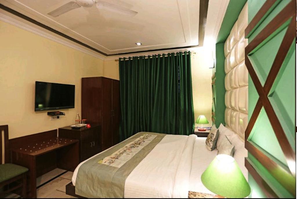 Hotel Unistar New Delhi Exterior photo